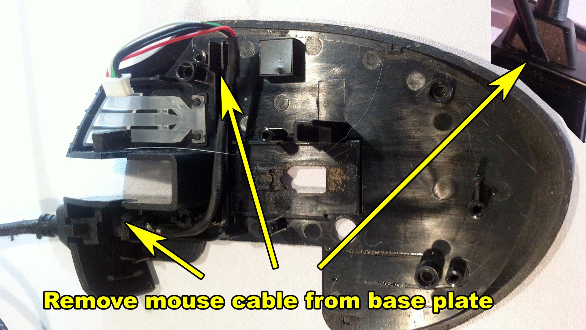 Corsair Scimitar - Remove USB cable from base plate.